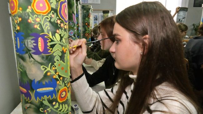 Все заради ЗСУ: луцькі студенти розфарбовують трофеї для благодійних аукціонів