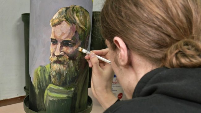 Все заради ЗСУ: луцькі студенти розфарбовують трофеї для благодійних аукціонів