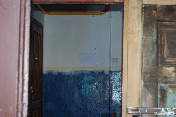 Вхід до туалету, яикй знаходиться в підвалі