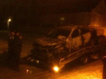 Авто, яке горіло біля ресторану в Старому місті, гасили дві пожежні машини