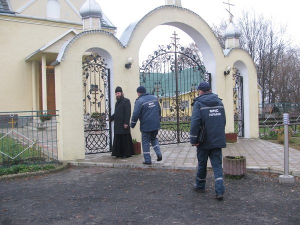 Що роблять пожежники, аби люди не поспалювали собі хат. ФОТО