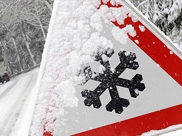 Водіям нагадують, як правильно «побороти» ожеледицю