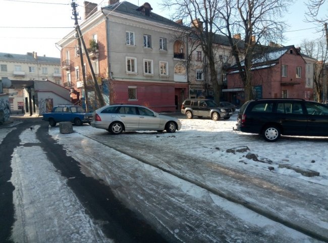 У центрі Луцька в дворі – стихійна парковка