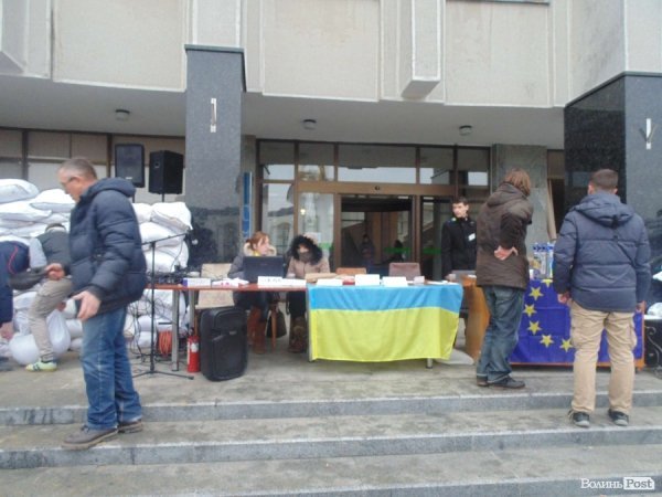 Опозиція хазяйнує у «білому домі». ФОТО