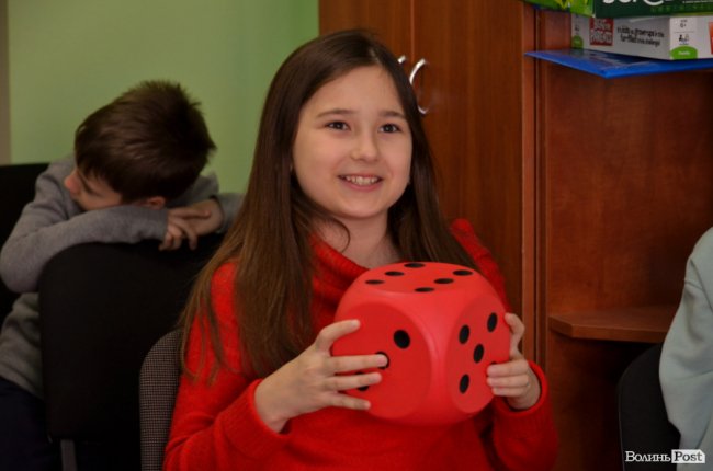 Англійська з лабрадором, пензликом чи фільмом: у луцькій школі іноземних мов «Джерело» влаштовують особливі уроки. ФОТО*