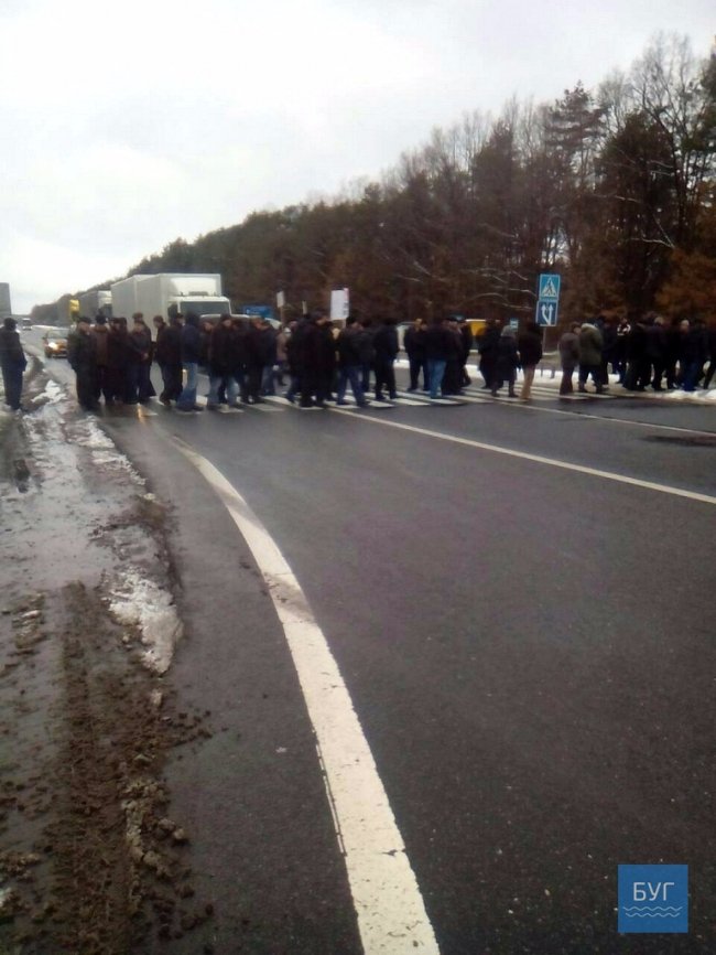 Волинські екс-правоохоронці блокували трасу Київ - Варшава