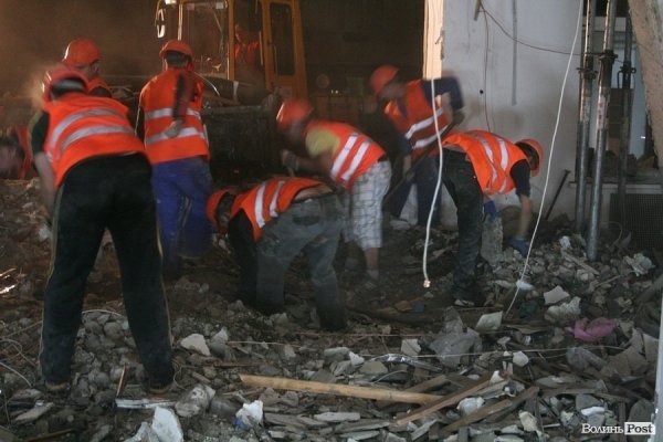 Обвал зсередини: з магазину вигрібають уламки стін і виносять товар