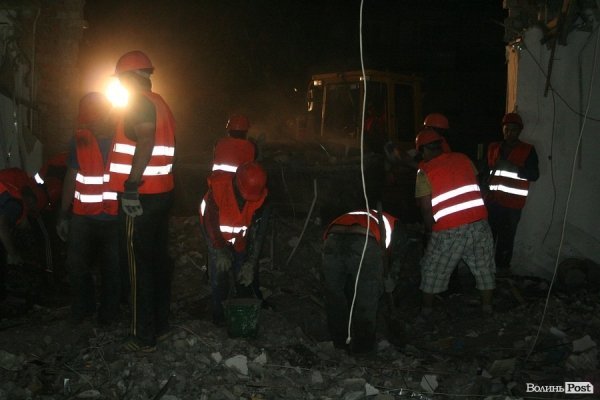 Обвал зсередини: з магазину вигрібають уламки стін і виносять товар