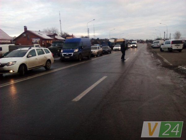 Під Луцьком перекривали дорогу через скорочення маршруту