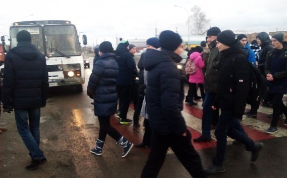 Під Луцьком перекривали дорогу через скорочення маршруту