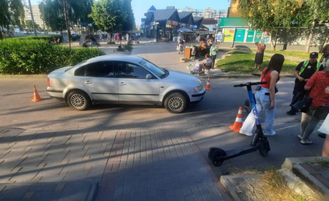 У Луцьку під колеса легковика потрапив 14-річний хлопець на самокаті