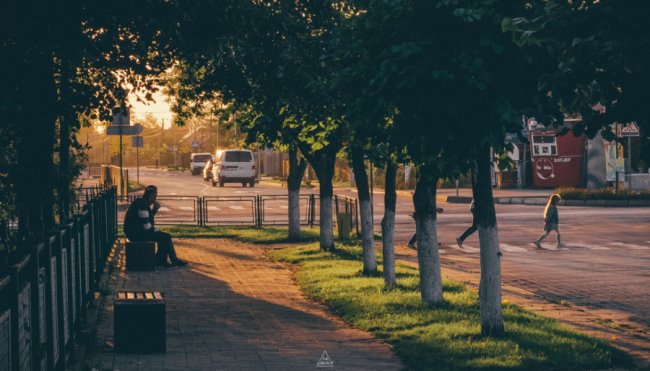 Курортне селище Волині у променях вечірнього сонця. ФОТО