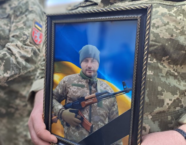 Дорога додому довжиною у п’ятнадцять місяців: на Волині попрощалися з воїном Анатолієм Смалем