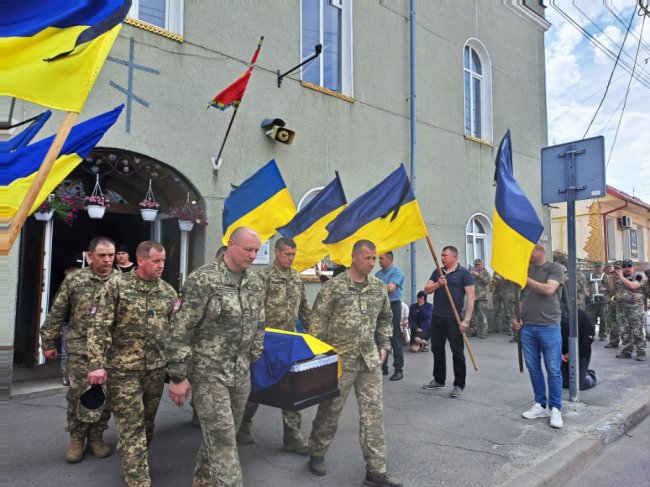 Дорога додому довжиною у п’ятнадцять місяців: на Волині попрощалися з воїном Анатолієм Смалем