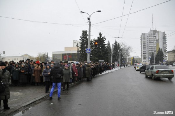 Фото прощання з міським головою Луцька Миколою Романюком