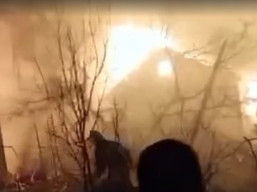 Російські окупанти гатять по Житомиру, обстріляли житлові будинки, лікарню. ВІДЕО