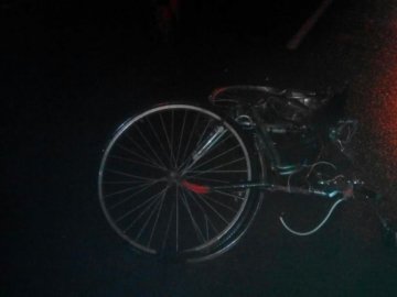 На Волині травмувався п'яний велосипедист, який  їхав, вчепившись за вантажівку. ВІДЕО