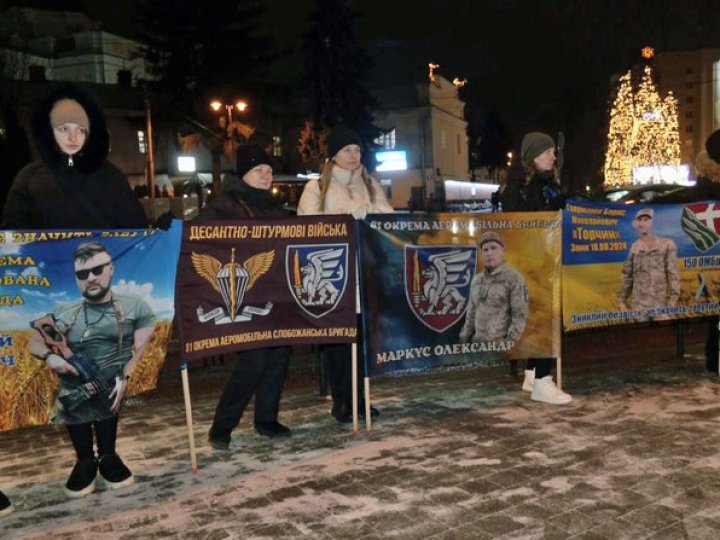 Рідні полонених і зниклих безвісти військових вийшли на чергову акцію в центрі Луцька. ВІДЕО