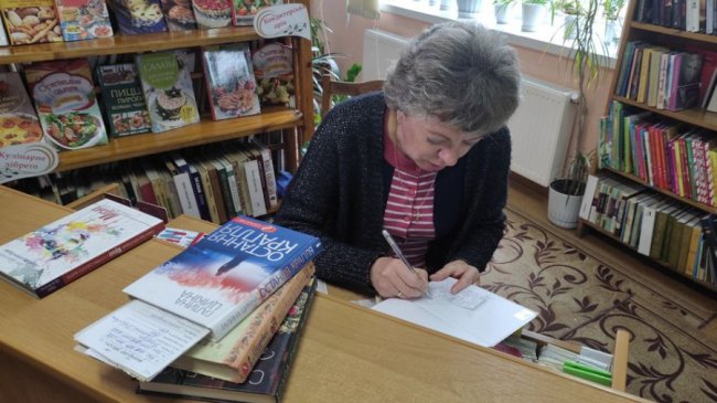 На Волині бібліотекарі розносять книги по домівках читачів