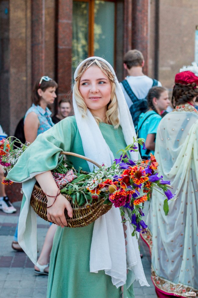 Середньовічні сукні, лицарські обладунки і давні забави: «Князівський бенкет» у Луцьку. ФОТО