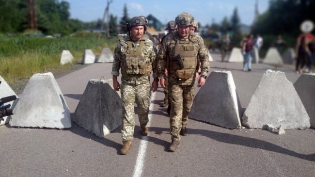 Керівник Волинського прикордонного загону Сергій Лозінський (зліва) і командувач ОС ЗСУ Сергій Наєв (справа) білля ПП 