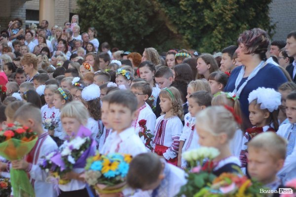 Перший дзвінок у луцькій школі пролунав із нотками суму. ФОТО