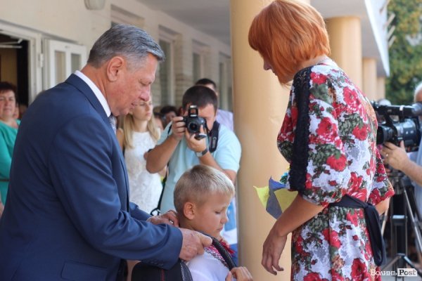 Перший дзвінок у луцькій школі пролунав із нотками суму. ФОТО