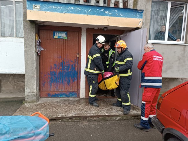 У Луцьку в зачиненій квартирі опинилася жінка з інсультом: викликали рятувальників