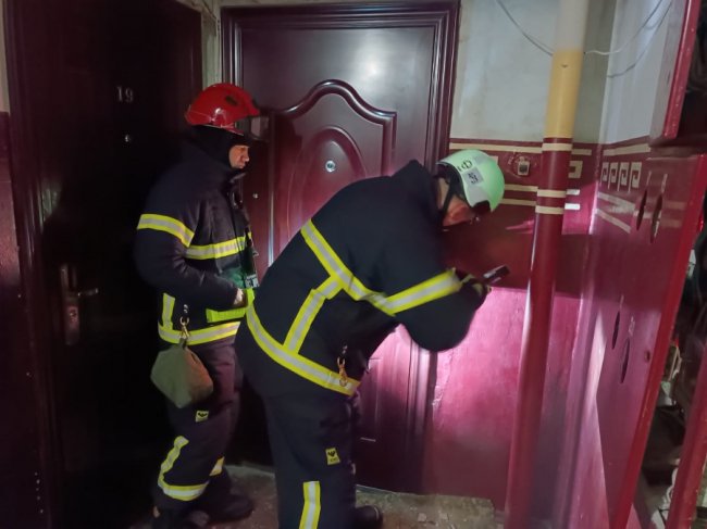 У Луцьку в зачиненій квартирі опинилася жінка з інсультом: викликали рятувальників