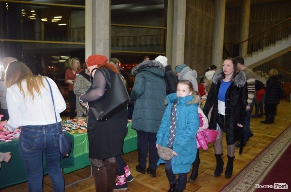 Добро під ялинку: в Луцьку новорічний благодійний ярмарок