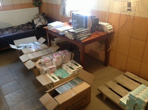 На Волині податківці вилучили понад 40 тисяч пачок цигарок без акцизних марок. ФОТО