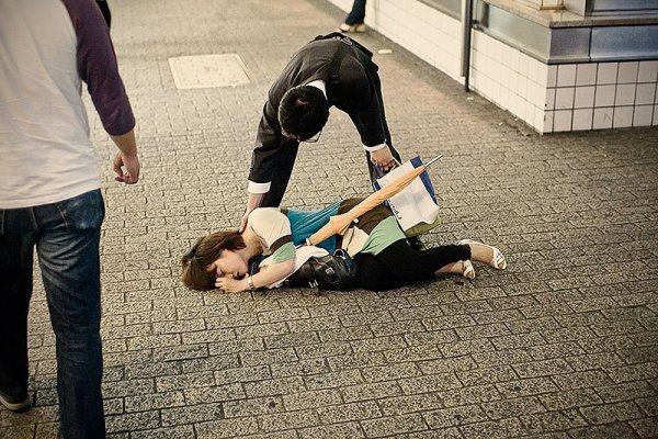 Виснажені роботою жителі Токіо сплять прямо на вулиці. ФОТО