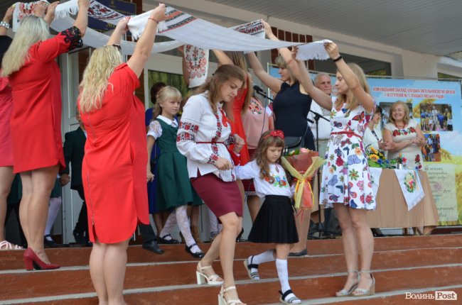 Перший дзвоник у луцькій школі №17. ФОТО