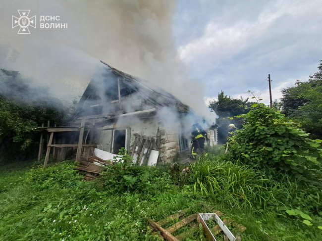 На Волині горіли житловий будинок та автомобіль