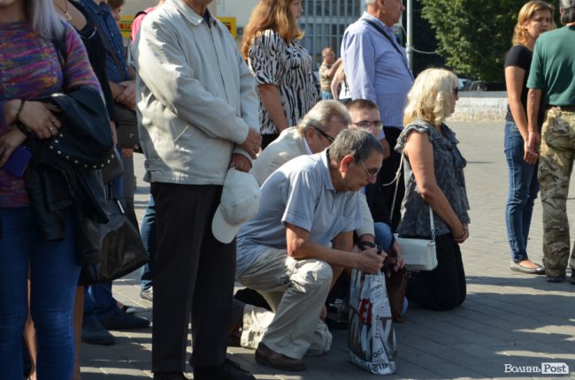 «Був сміливим, добрим і завжди допомагав»: у Луцьку попрощалися з Героєм Юрієм Лавренчуком. ФОТОРЕПОРТАЖ