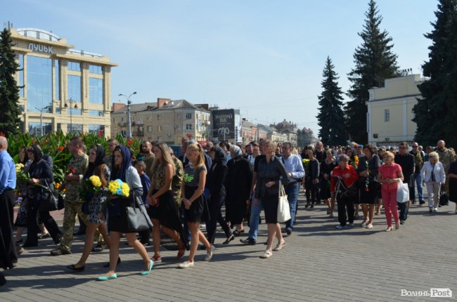 «Був сміливим, добрим і завжди допомагав»: у Луцьку попрощалися з Героєм Юрієм Лавренчуком. ФОТОРЕПОРТАЖ
