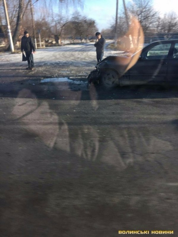 Поблизу Луцька аварія: авто злетіло в кювет