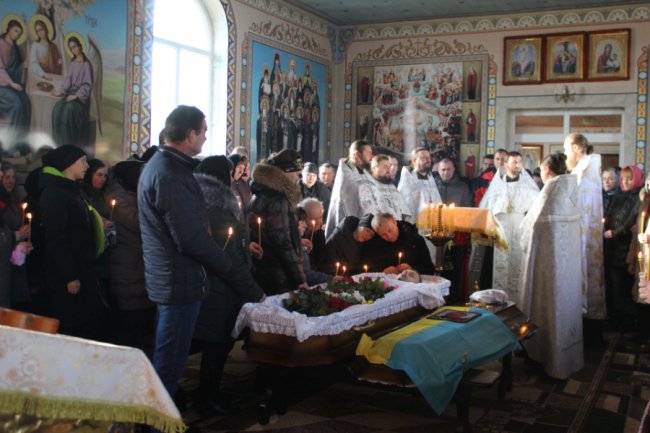 На Волині попрощалися із воїном Романом Кравчуком, який загинув у ДТП на Житомирщині