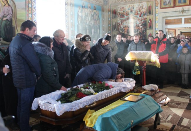 На Волині попрощалися із воїном Романом Кравчуком, який загинув у ДТП на Житомирщині