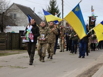 Волиняни навколішки прощалися з Героєм, який поліг на Херсонщині