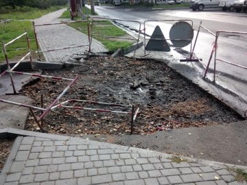 «Спочатку кладуть асфальт, а потім труби міняють»: у Луцьку скаржаться на розриту вулицю. ФОТО