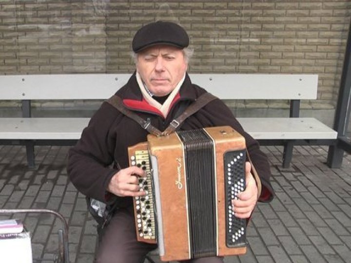 Музикант-пенсіонер з Волині написав понад 300 патріотичних пісень і збирає гроші на ЗСУ