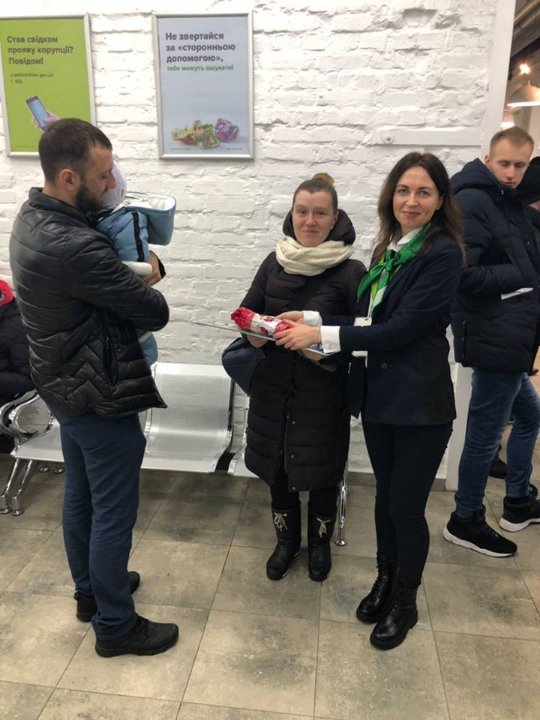 У волинському сервісному центрі клієнтам з дітьми вручали подарунки. ФОТО