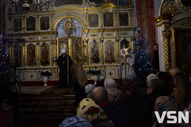 У Луцьку на перше різдвяне богослужіння 25 грудня прийшли сотні людей. ФОТО