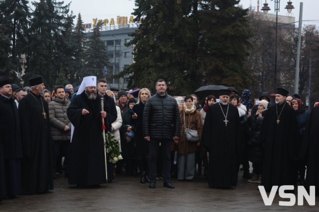 У Луцьку на перше різдвяне богослужіння 25 грудня прийшли сотні людей. ФОТО