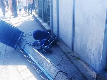 На Закарпатті бетонний стовп вбив маленьку дитину