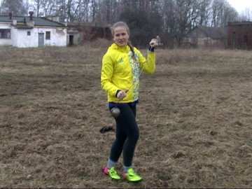 Учасниця Олімпійських ігор тренується серед сміття, бо на «Авангарді» «пошкодить газон». ВІДЕО