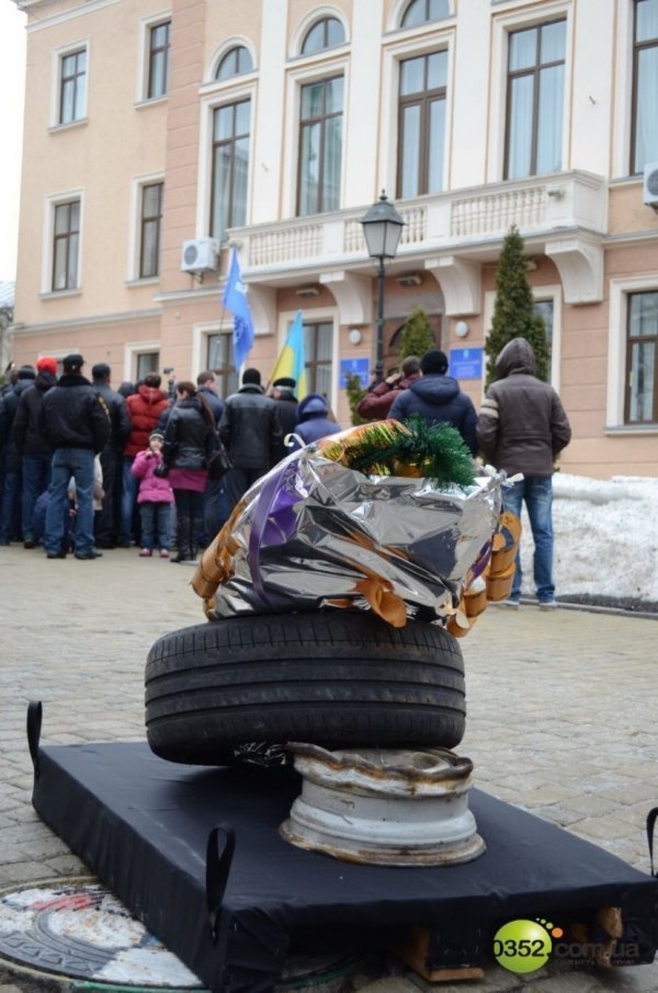 У Тернополі водії провели похорон коліс. ФОТО. ВІДЕО