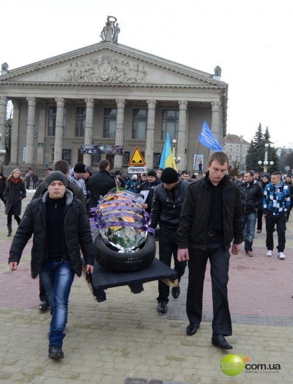 У Тернополі водії провели похорон коліс. ФОТО. ВІДЕО