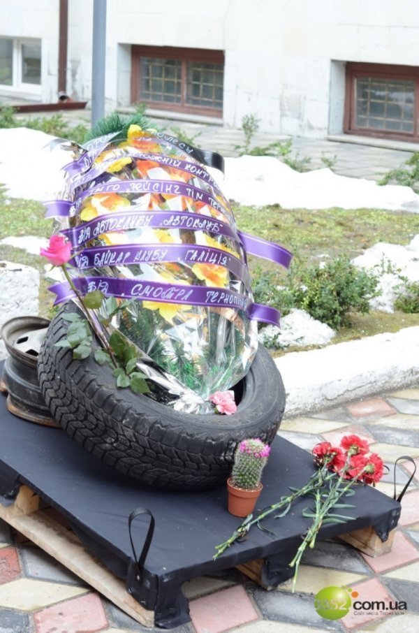 У Тернополі водії провели похорон коліс. ФОТО. ВІДЕО